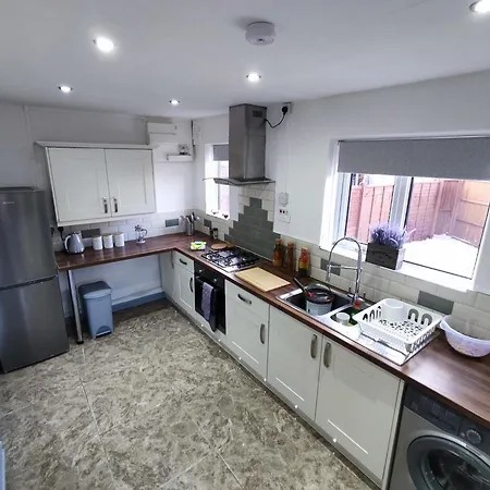 Comfortable 3 Bedrooms Leeds Beach House - Ideal For Family And Contractors - Free Parking For 2 Cars - Wifi - Large Tv In Bedrooms - Smart Light Leeds (West Yorkshire) Esterno foto