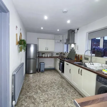 Comfortable 3 Bedrooms Leeds Beach House - Ideal For Family And Contractors - Free Parking For 2 Cars - Wifi - Large Tv In Bedrooms - Smart Light Leeds (West Yorkshire) Esterno foto