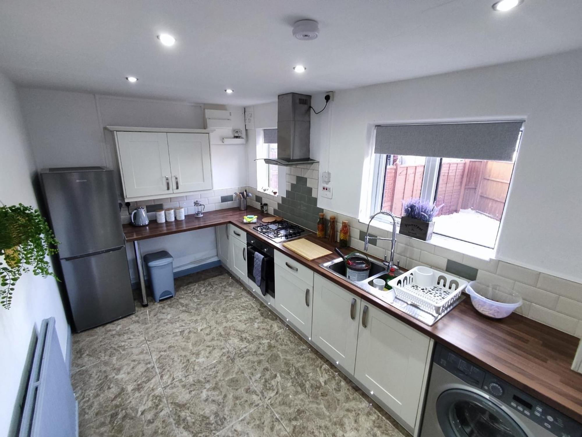 Comfortable 3 Bedrooms Leeds Beach House - Ideal For Family And Contractors - Free Parking For 2 Cars - Wifi - Large Tv In Bedrooms - Smart Light