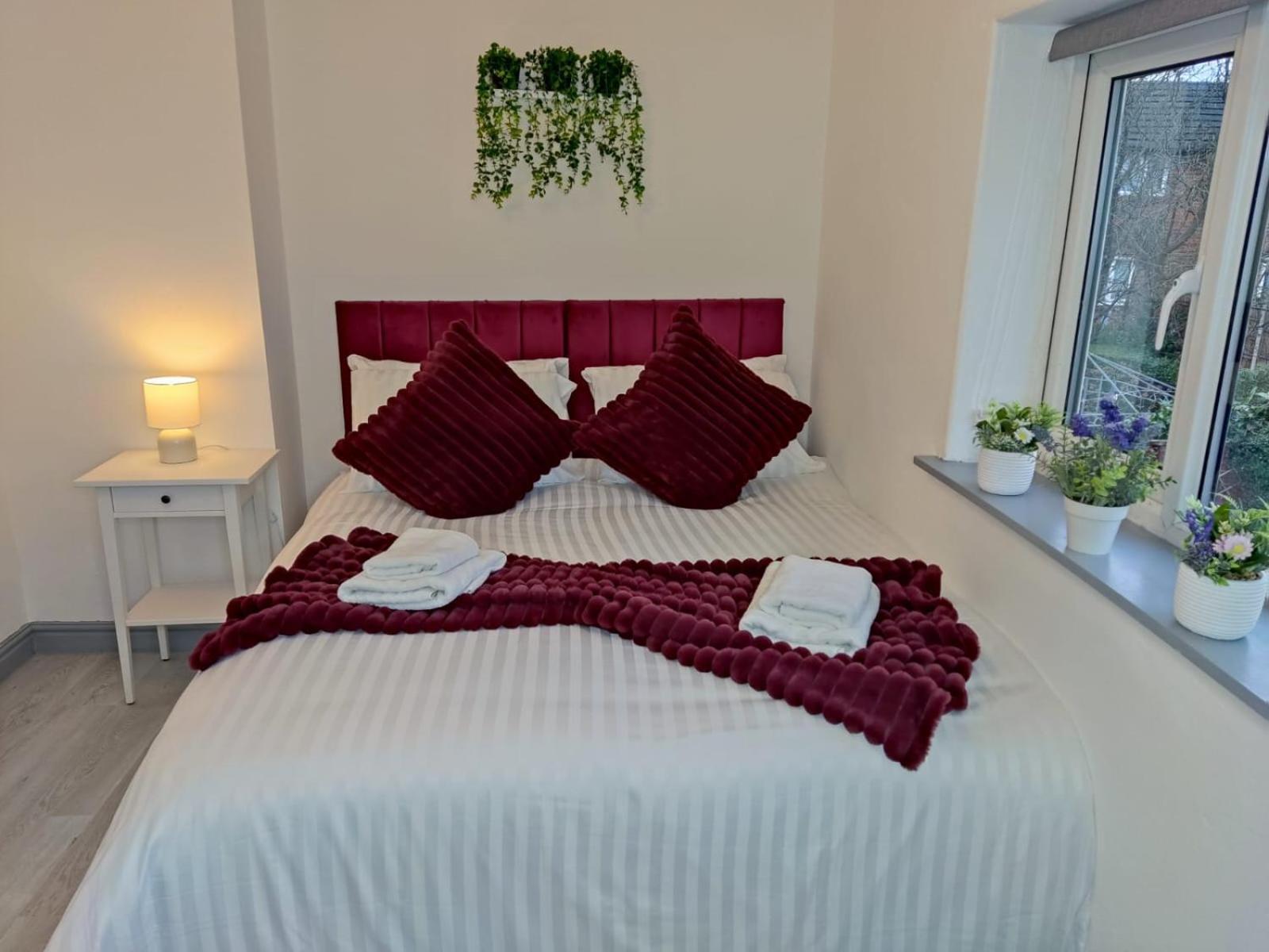 Comfortable 3 Bedrooms Leeds Beach House - Ideal For Family And Contractors - Free Parking For 2 Cars - Wifi - Large Tv In Bedrooms - Smart Light Casa de Férias