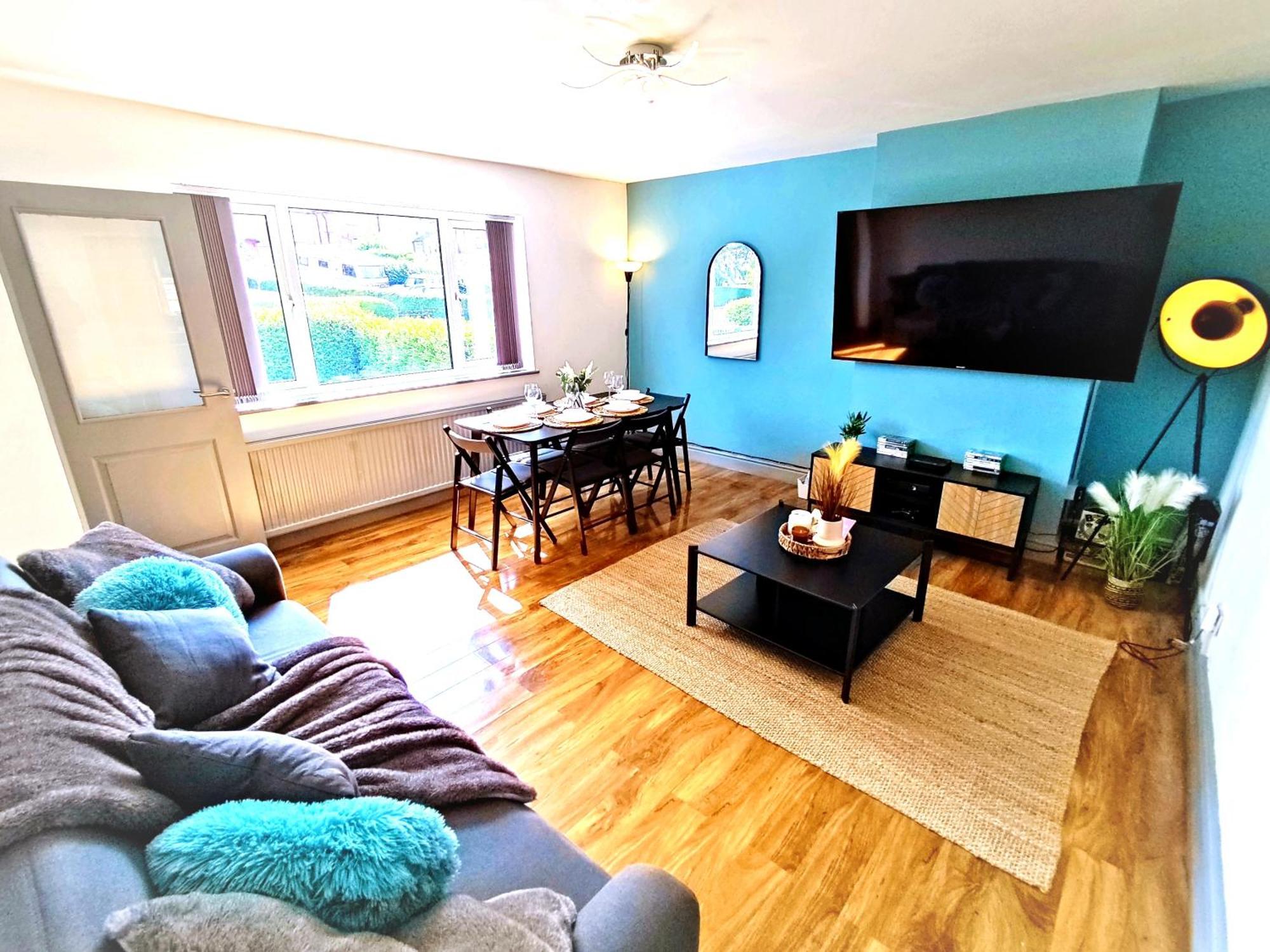 Comfortable 3 Bedrooms Leeds Beach House - Ideal For Family And Contractors - Free Parking For 2 Cars - Wifi - Large Tv In Bedrooms - Smart Light Casa de Férias
