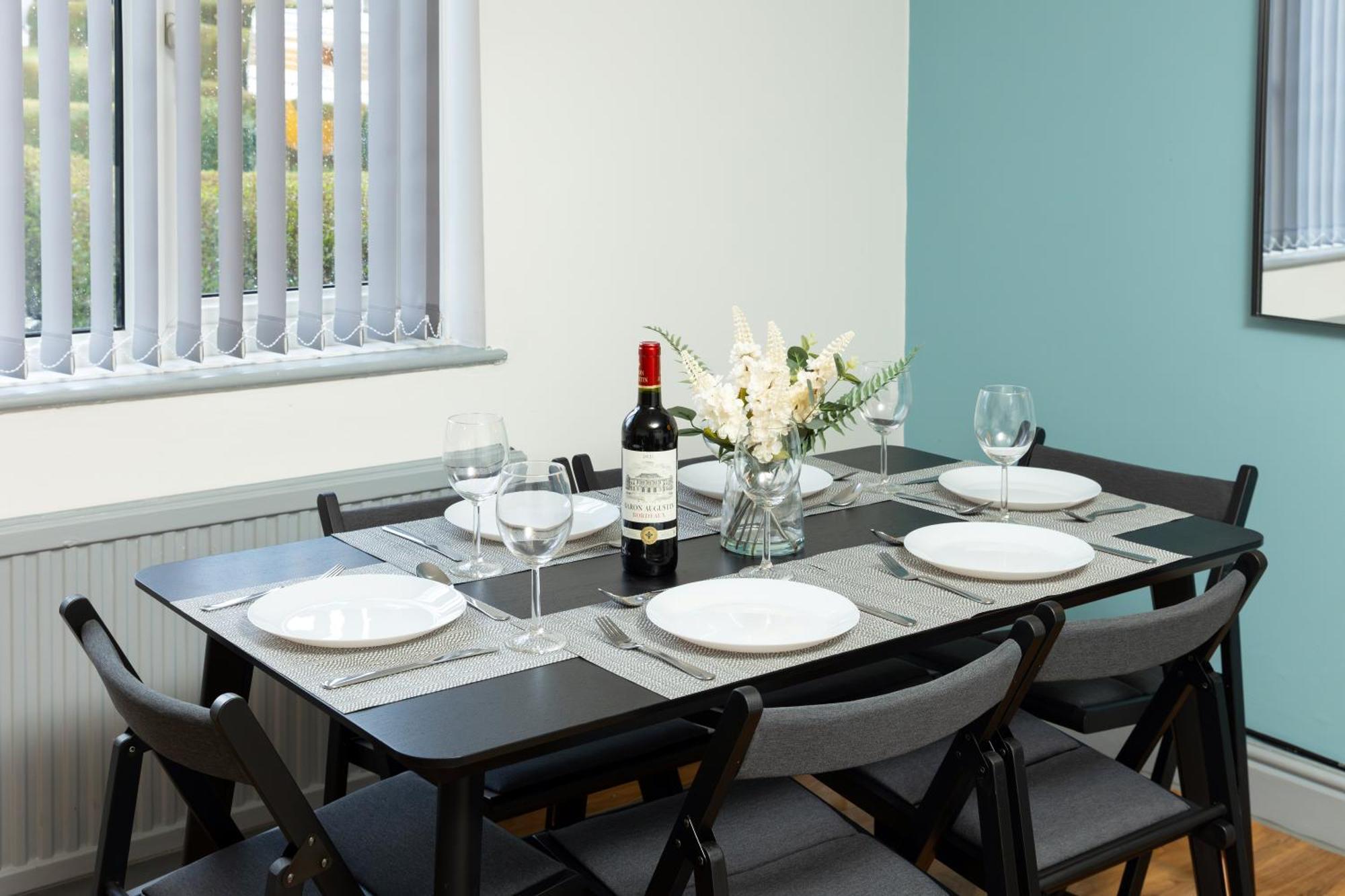 Casa de Férias Comfortable 3 Bedrooms Leeds Beach House - Ideal For Family And Contractors - Free Parking For 2 Cars - Wifi - Large Tv In Bedrooms - Smart Light Leeds (West Yorkshire)