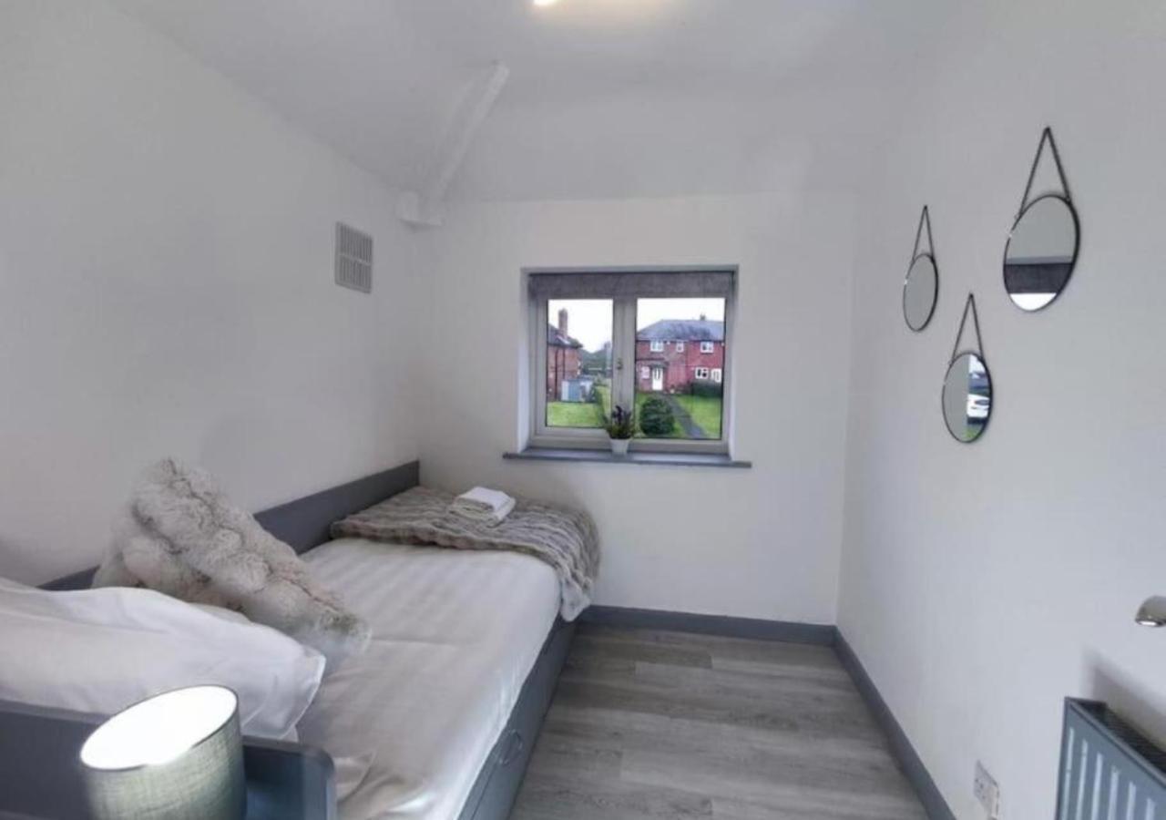 Comfortable 3 Bedrooms House - Ideal For Family And Contractors - Free Wifi And Parking For 2 Cars Vakantiehuis *