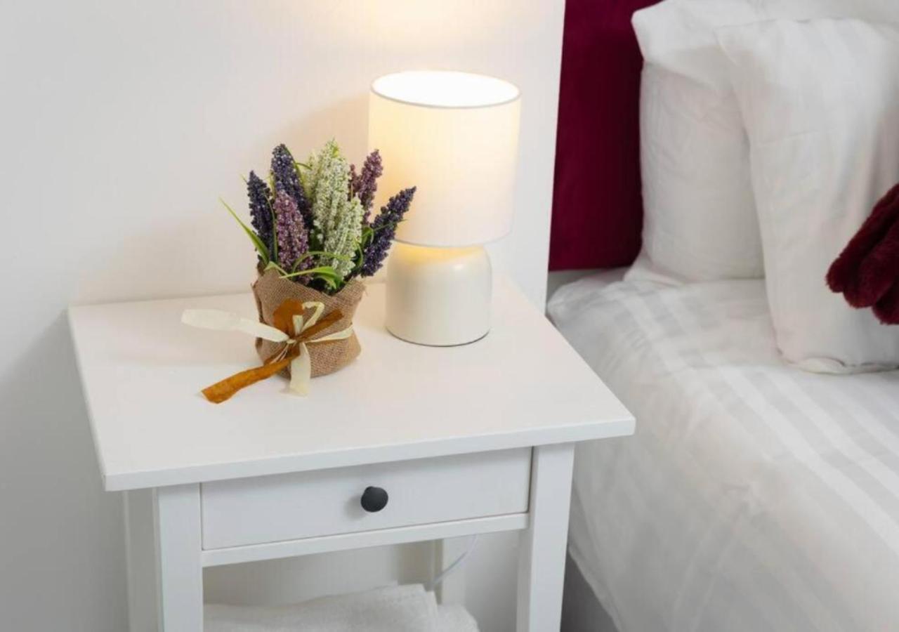 Comfortable 3 Bedrooms Leeds Beach House - Ideal For Family And Contractors - Free Parking For 2 Cars - Wifi - Large Tv In Bedrooms - Smart Light Casa de Férias *