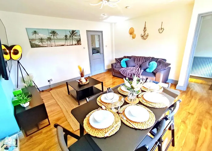 Comfortable 3 Bedrooms Leeds Beach House - Ideal For Family And Contractors - Free Parking For 2 Cars - Wifi - Large Tv In Bedrooms - Smart Light