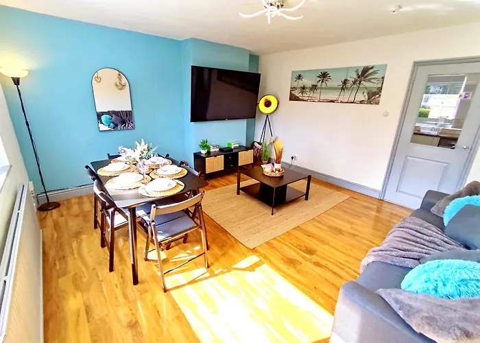 Comfortable 3 Bedrooms Leeds Beach House - Ideal For Family And Contractors - Free Parking For 2 Cars - Wifi - Large Tv In Bedrooms - Smart Light