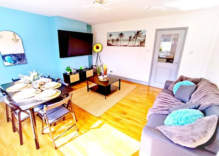 Comfortable 3 Bedrooms Leeds Beach House - Ideal For Family And Contractors - Free Parking For 2 Cars - Wifi - Large Tv In Bedrooms - Smart Light