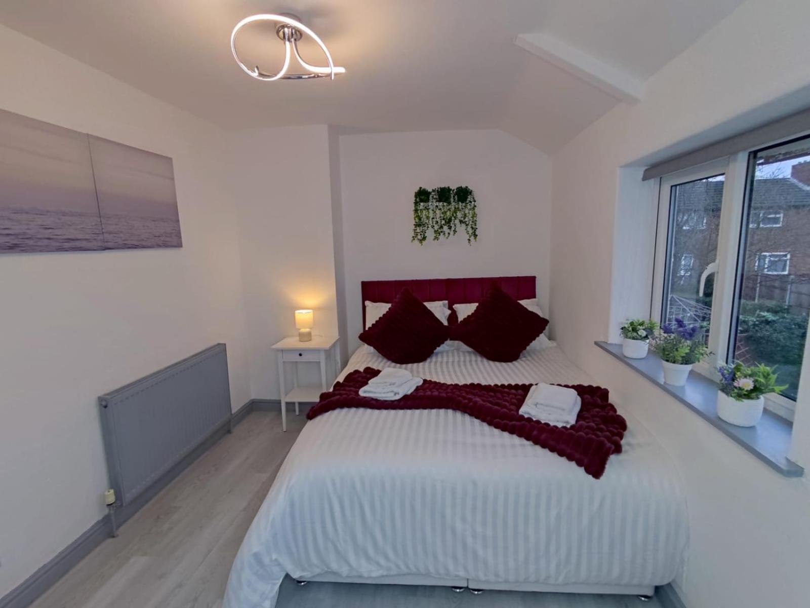 Comfortable 3 Bedrooms Leeds Beach House - Ideal For Family And Contractors - Free Parking For 2 Cars - Wifi - Large Tv In Bedrooms - Smart Light Holiday home