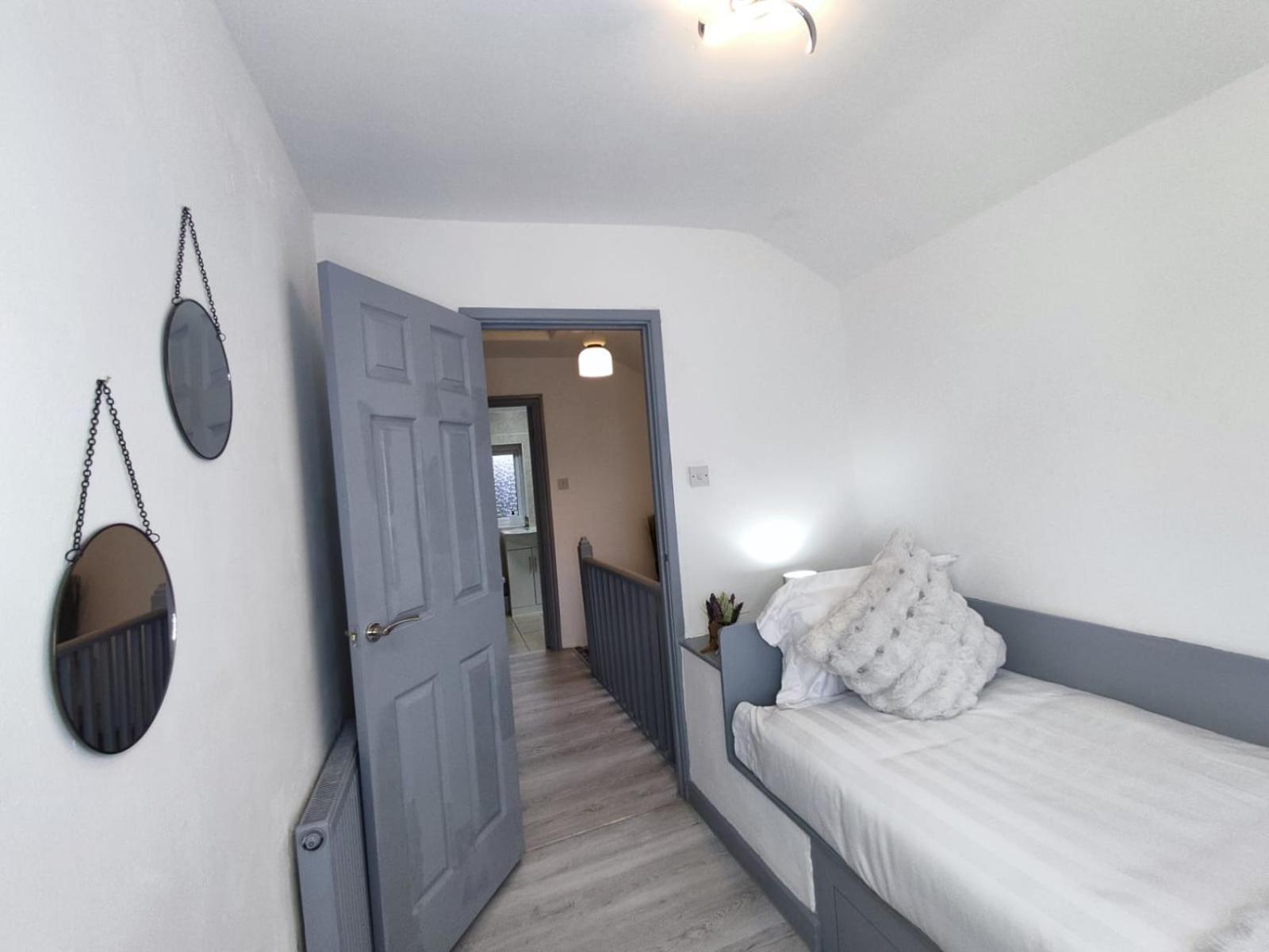 Comfortable 3 Bedrooms Leeds Beach House - Ideal For Family And Contractors - Free Parking For 2 Cars - Wifi - Large Tv In Bedrooms - Smart Light * Leeds (West Yorkshire)