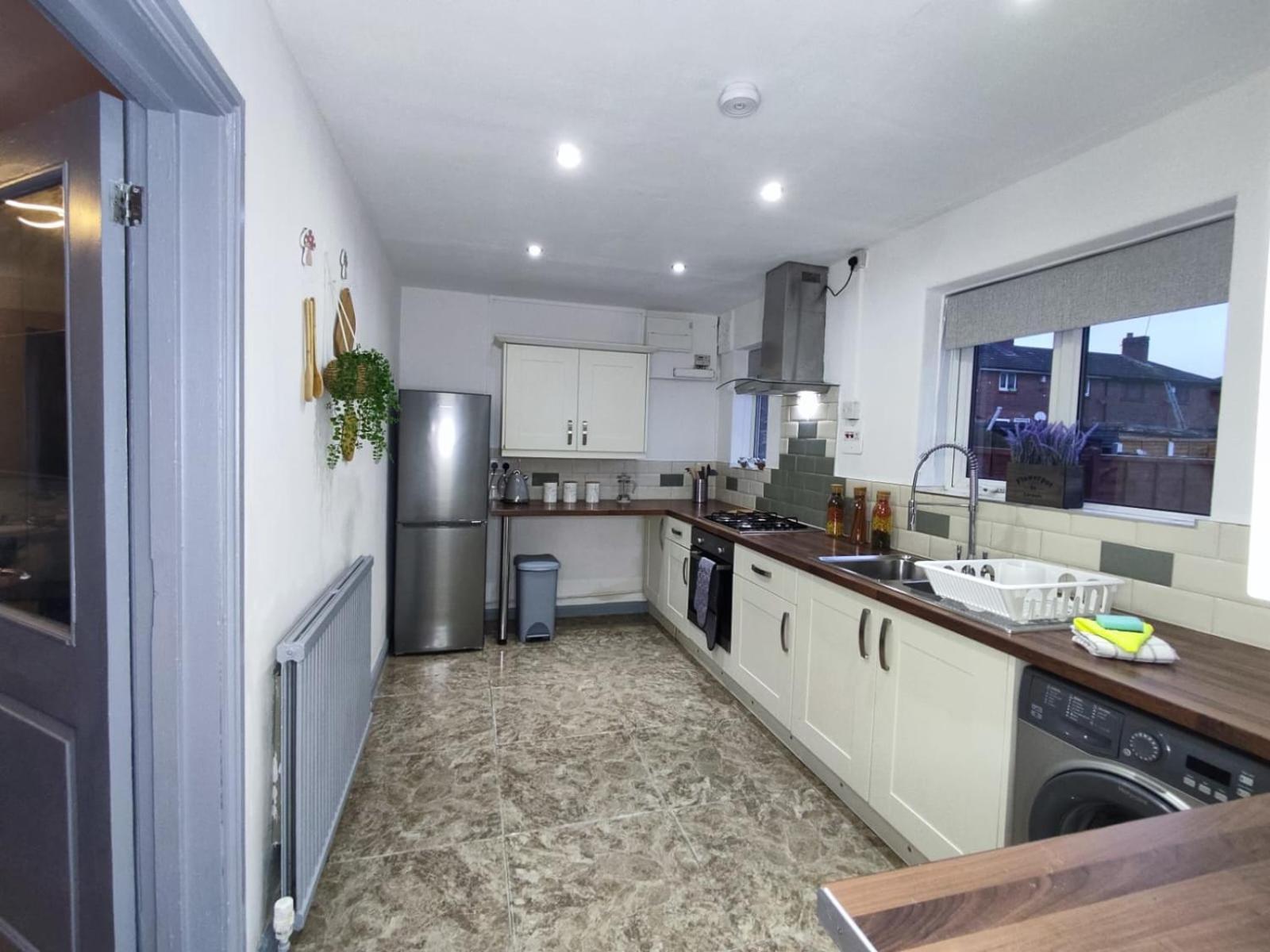 Comfortable 3 Bedrooms Leeds Beach House - Ideal For Family And Contractors - Free Parking For 2 Cars - Wifi - Large Tv In Bedrooms - Smart Light