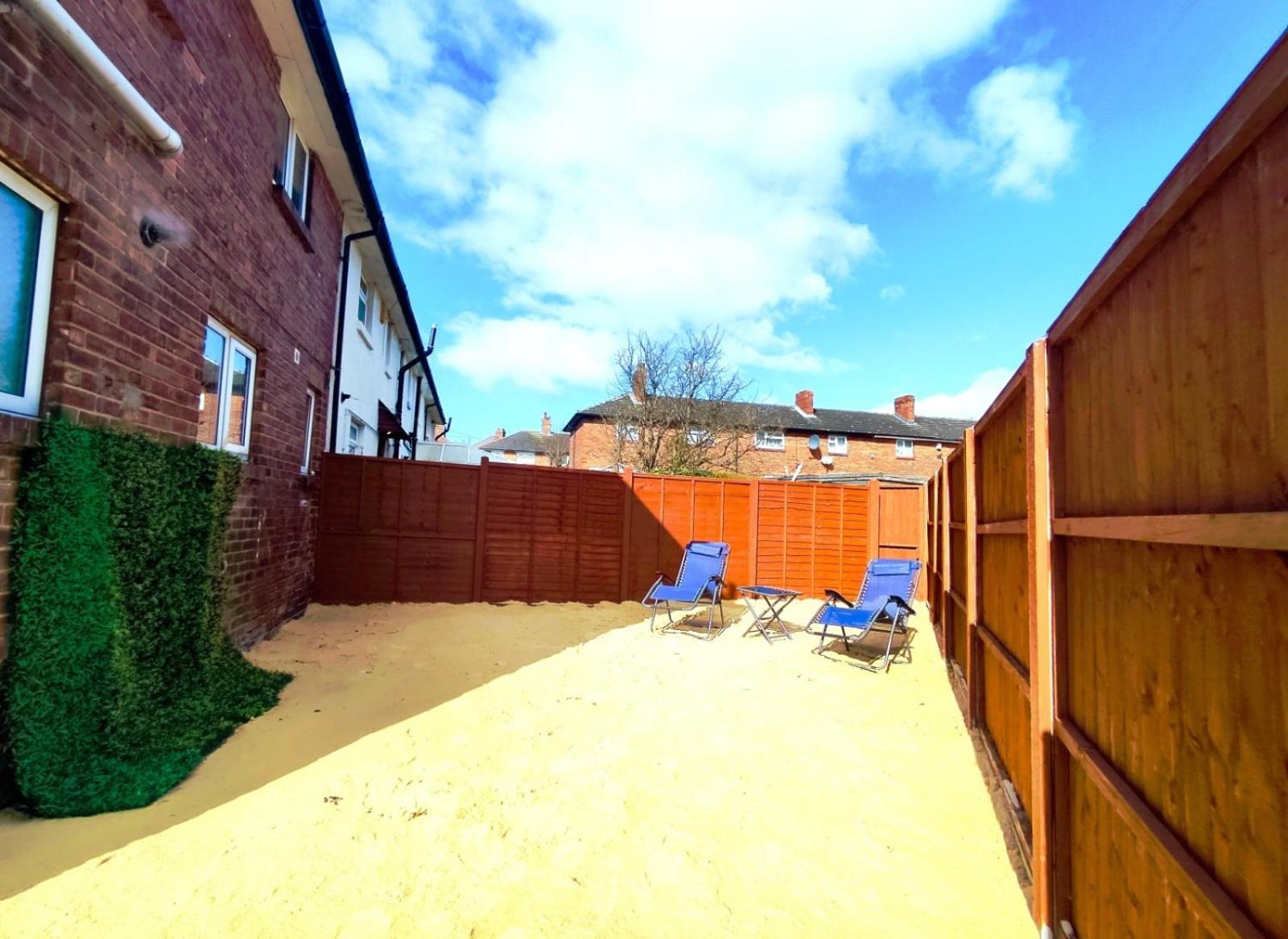 Comfortable 3 Bedrooms Leeds Beach House - Ideal For Family And Contractors - Free Parking For 2 Cars - Wifi - Large Tv In Bedrooms - Smart Light