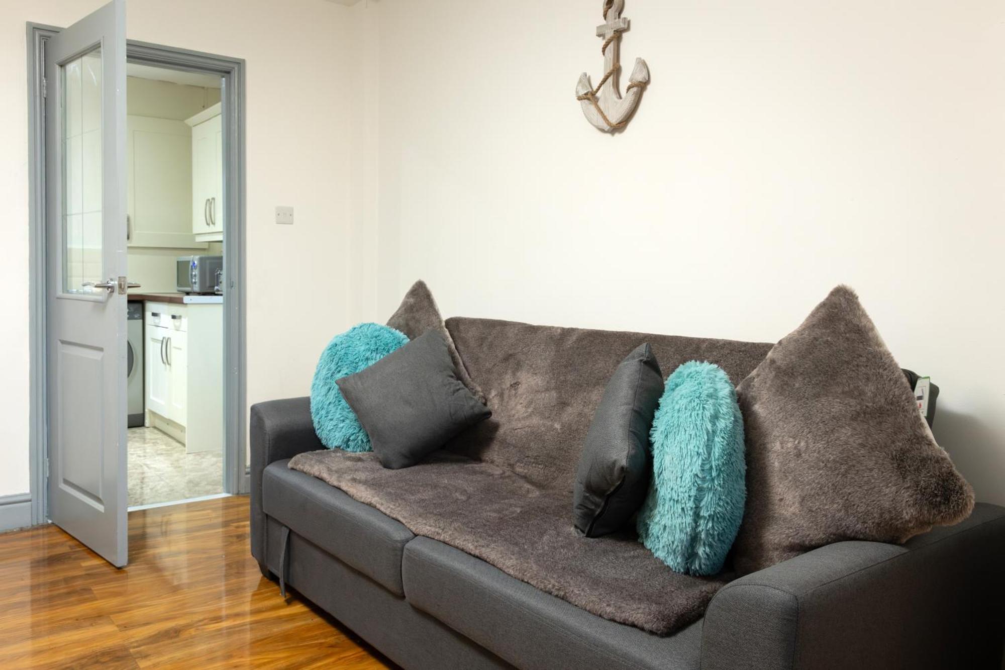 Comfortable 3 Bedrooms Leeds Beach House - Ideal For Family And Contractors - Free Parking For 2 Cars - Wifi - Large Tv In Bedrooms - Smart Light Holiday home