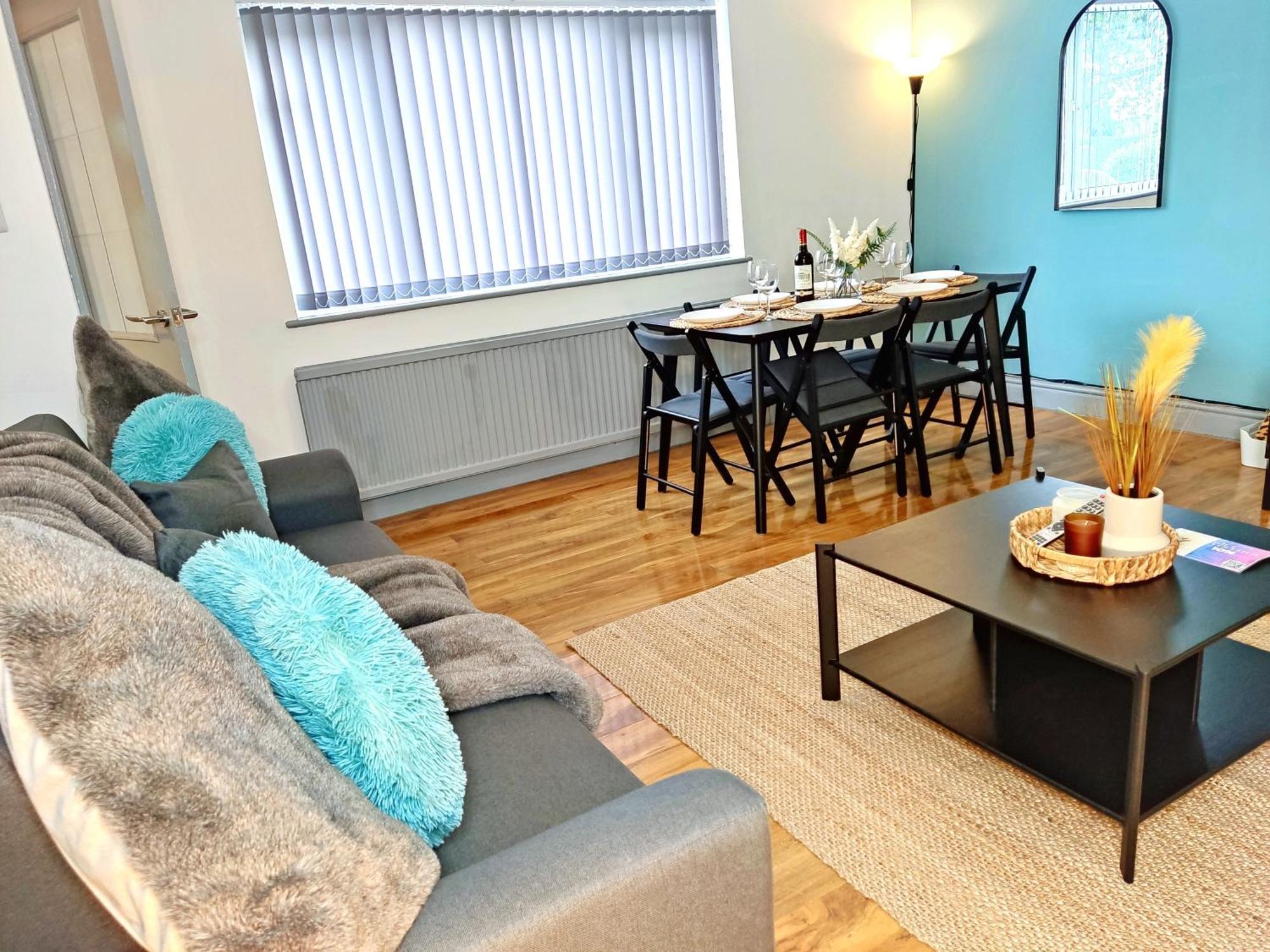 Comfortable 3 Bedrooms Leeds Beach House - Ideal For Family And Contractors - Free Parking For 2 Cars - Wifi - Large Tv In Bedrooms - Smart Light