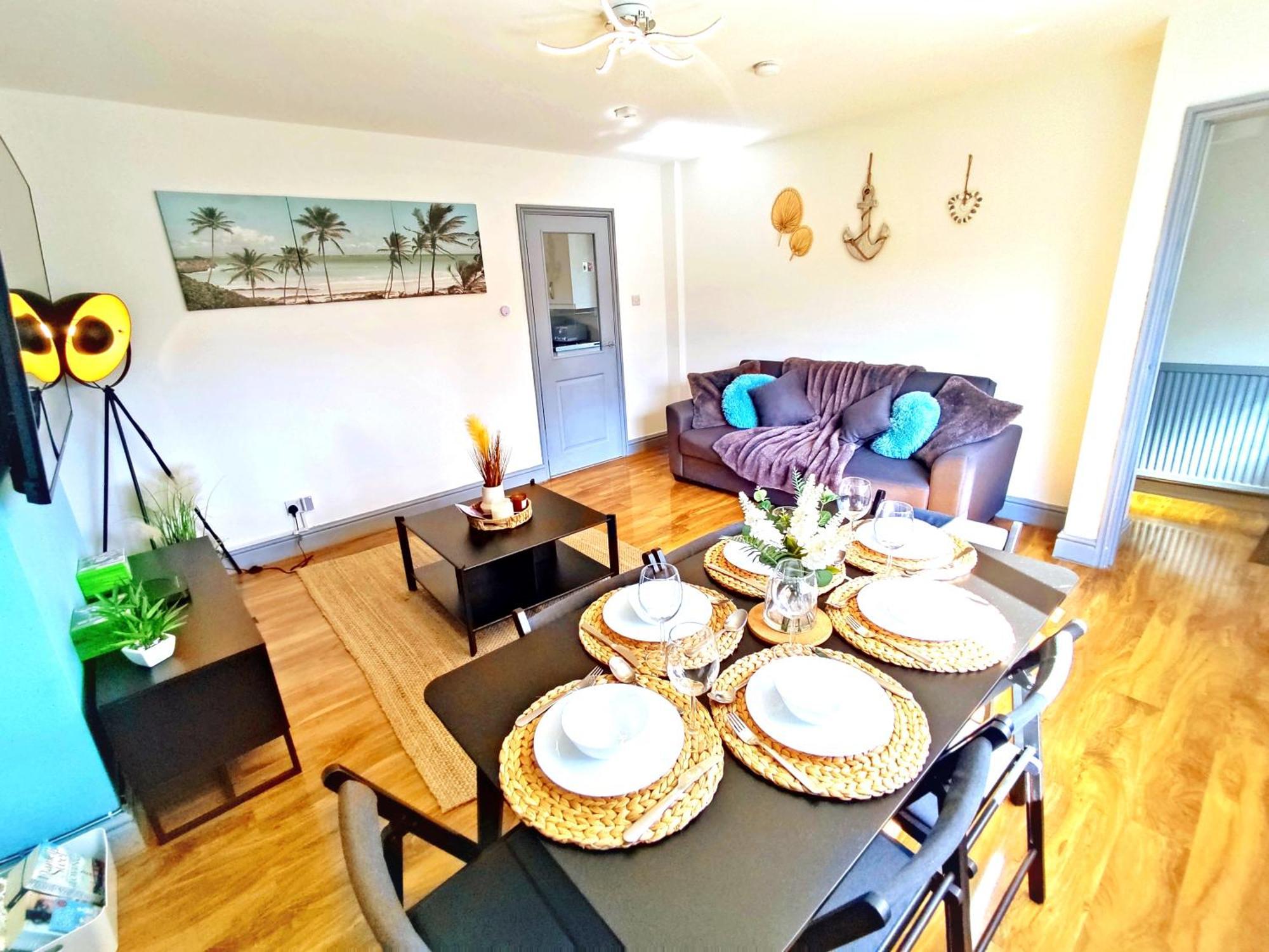 Comfortable 3 Bedrooms Leeds Beach House - Ideal For Family And Contractors - Free Parking For 2 Cars - Wifi - Large Tv In Bedrooms - Smart Light Holiday home Leeds (West Yorkshire)