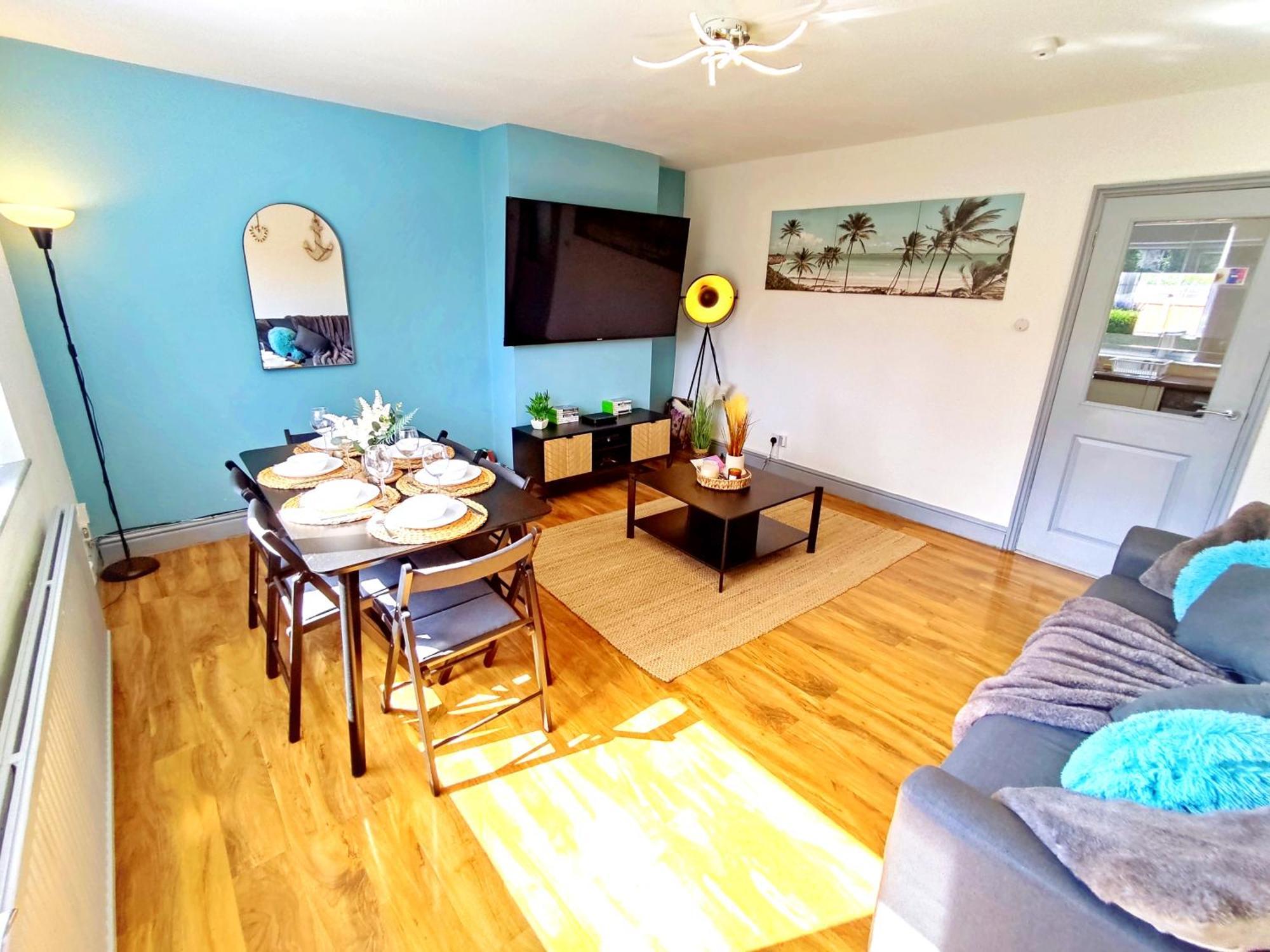 Comfortable 3 Bedrooms Leeds Beach House - Ideal For Family And Contractors - Free Parking For 2 Cars - Wifi - Large Tv In Bedrooms - Smart Light *