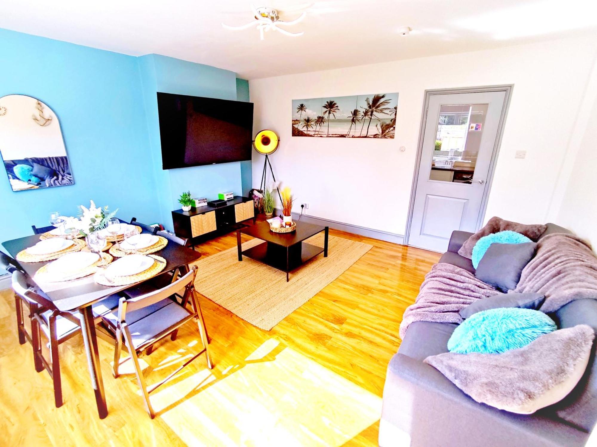 Comfortable 3 Bedrooms Leeds Beach House - Ideal For Family And Contractors - Free Parking For 2 Cars - Wifi - Large Tv In Bedrooms - Smart Light Leeds (West Yorkshire)