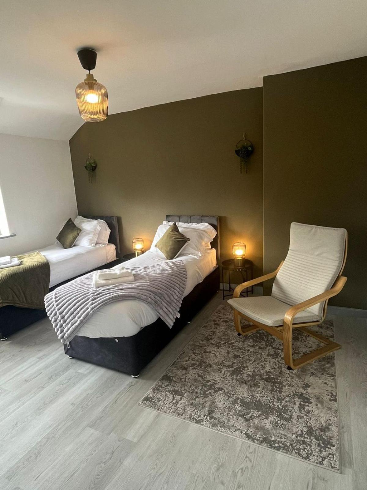 Comfortable 3 Bedrooms Leeds Beach House - Ideal For Family And Contractors - Free Parking For 2 Cars - Wifi - Large Tv In Bedrooms - Smart Light Leeds (West Yorkshire)