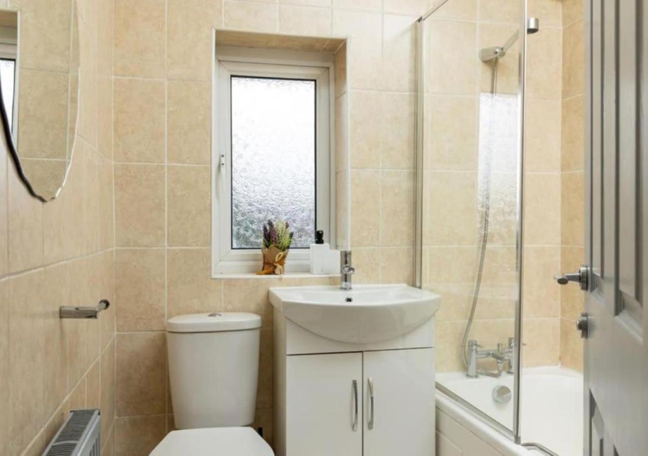 Holiday home Comfortable 3 Bedrooms Leeds Beach House - Ideal For Family And Contractors - Free Parking For 2 Cars - Wifi - Large Tv In Bedrooms - Smart Light Leeds (West Yorkshire)