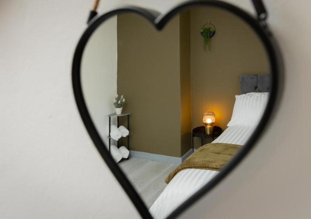 Comfortable 3 Bedrooms Leeds Beach House - Ideal For Family And Contractors - Free Parking For 2 Cars - Wifi - Large Tv In Bedrooms - Smart Light Leeds (West Yorkshire)
