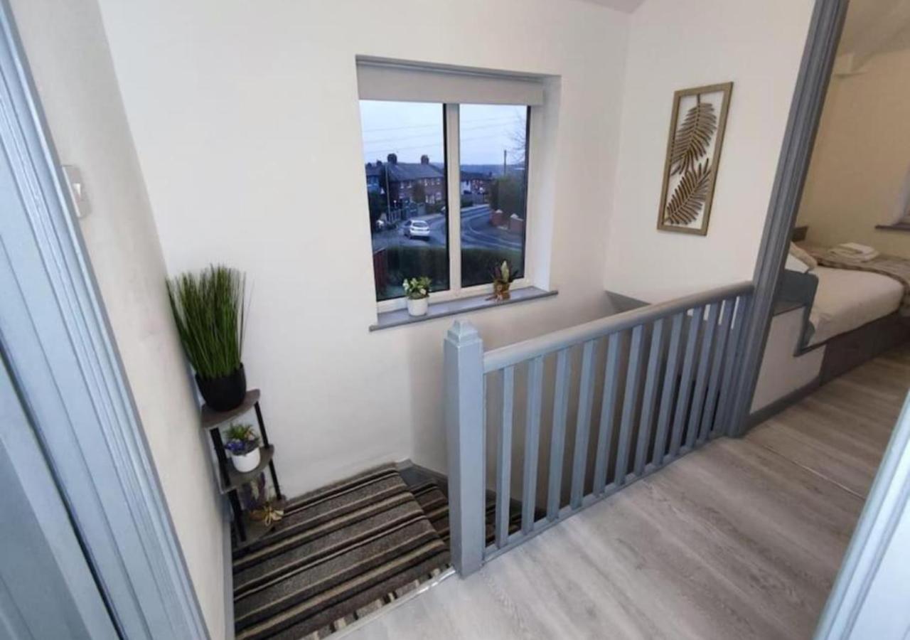 Comfortable 3 Bedrooms Leeds Beach House - Ideal For Family And Contractors - Free Parking For 2 Cars - Wifi - Large Tv In Bedrooms - Smart Light Leeds (West Yorkshire)