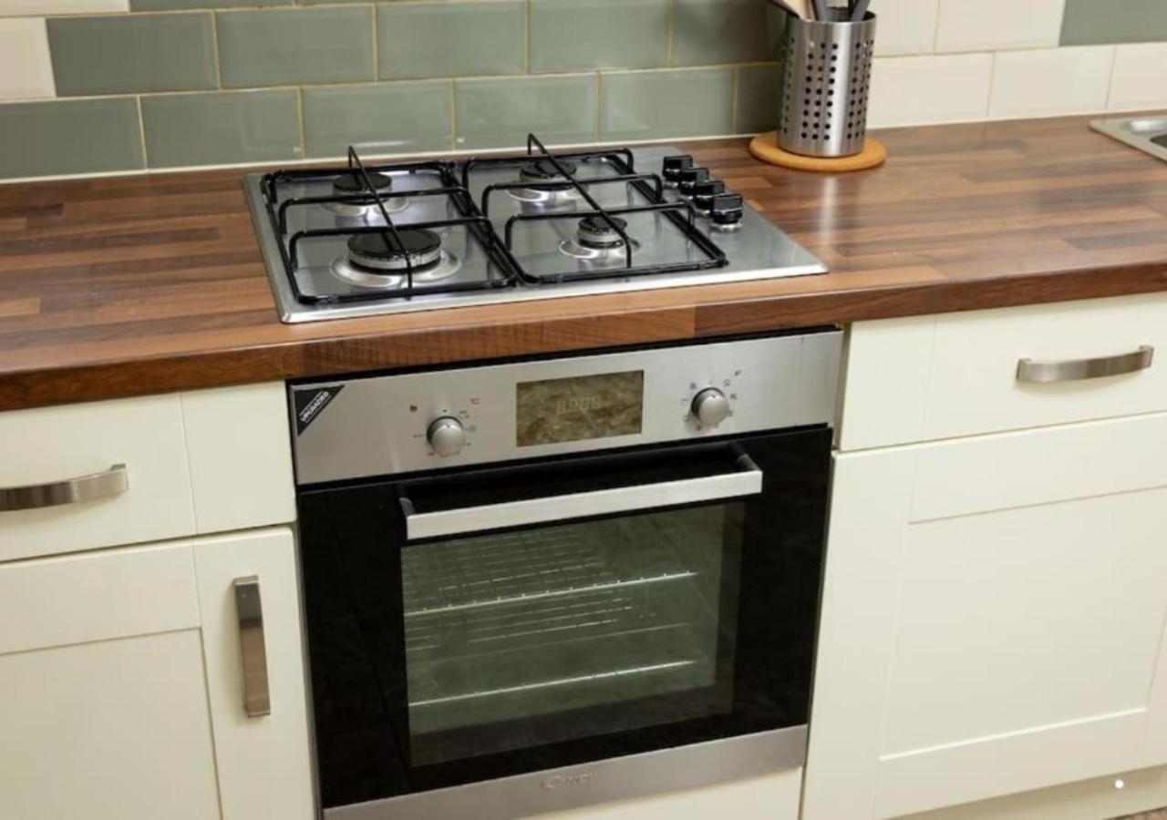 Comfortable 3 Bedrooms Leeds Beach House - Ideal For Family And Contractors - Free Parking For 2 Cars - Wifi - Large Tv In Bedrooms - Smart Light Holiday home *