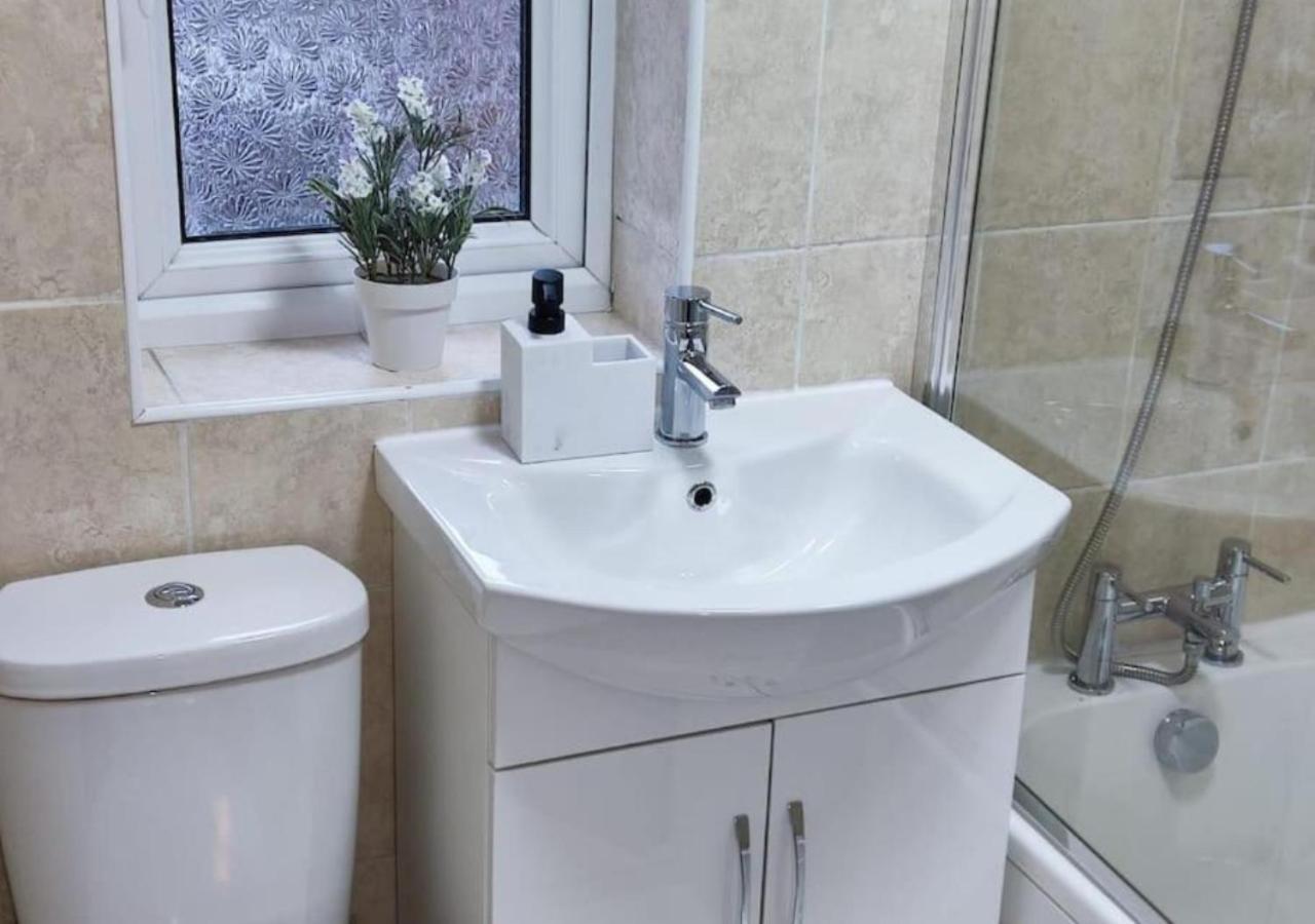 Comfortable 3 Bedrooms Leeds Beach House - Ideal For Family And Contractors - Free Parking For 2 Cars - Wifi - Large Tv In Bedrooms - Smart Light Leeds (West Yorkshire)