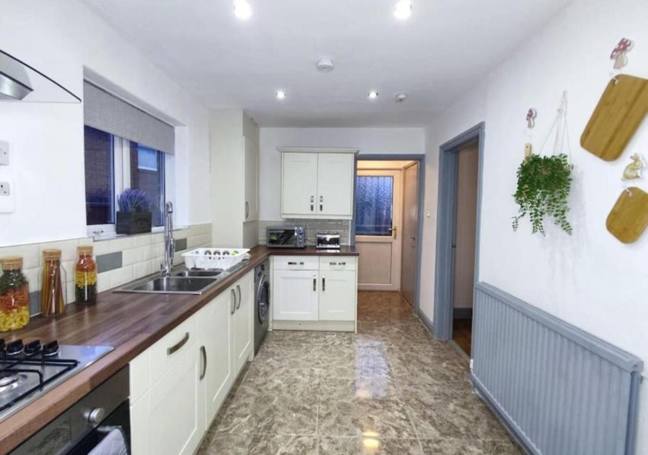 Comfortable 3 Bedrooms Leeds Beach House - Ideal For Family And Contractors - Free Parking For 2 Cars - Wifi - Large Tv In Bedrooms - Smart Light