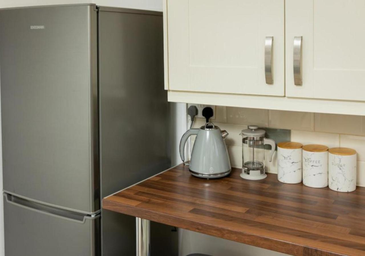 Comfortable 3 Bedrooms Leeds Beach House - Ideal For Family And Contractors - Free Parking For 2 Cars - Wifi - Large Tv In Bedrooms - Smart Light Holiday home Leeds (West Yorkshire)