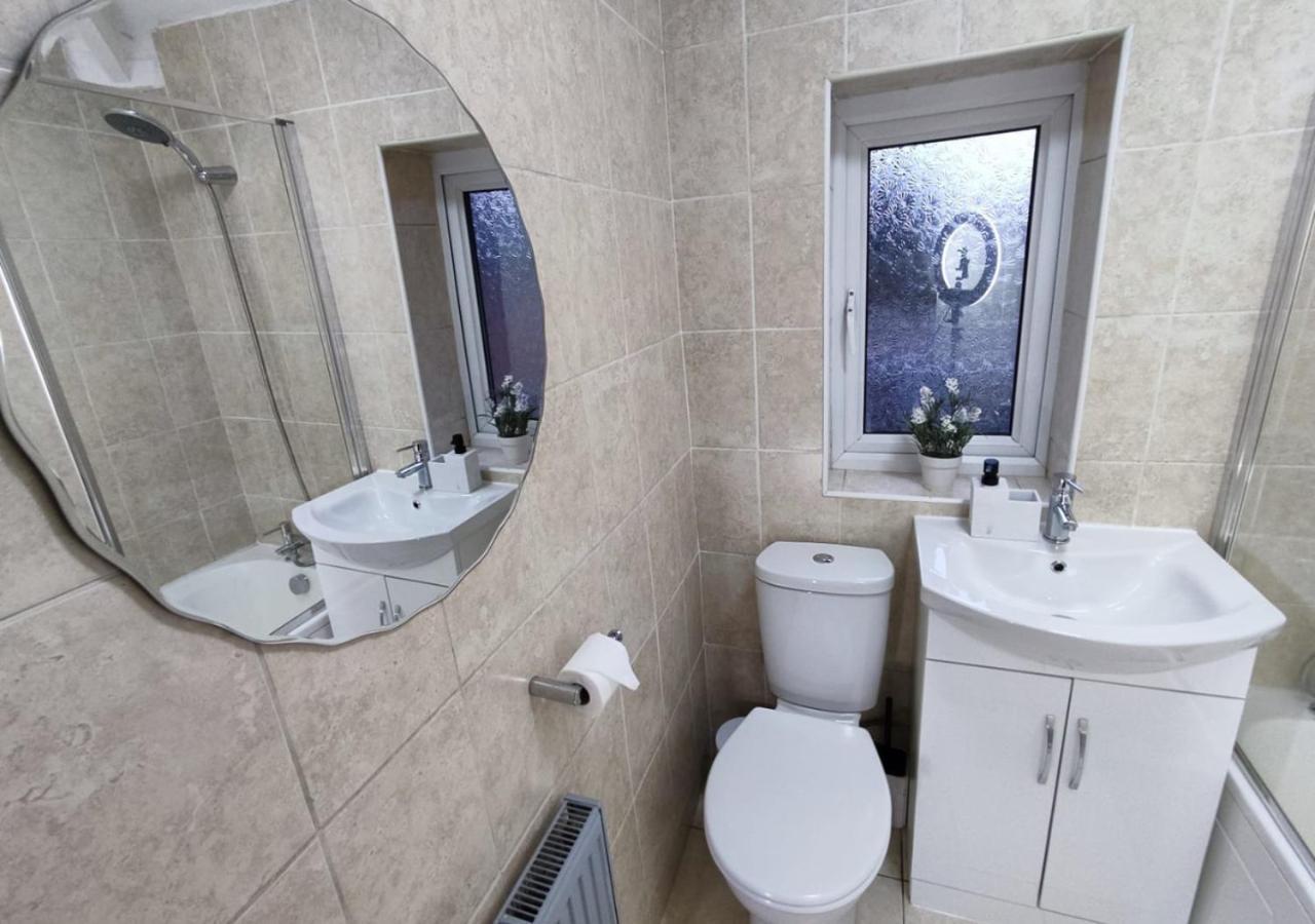 Comfortable 3 Bedrooms Leeds Beach House - Ideal For Family And Contractors - Free Parking For 2 Cars - Wifi - Large Tv In Bedrooms - Smart Light Holiday home