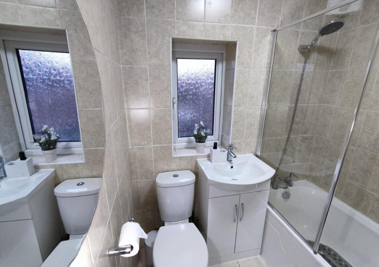 Holiday home Comfortable 3 Bedrooms Leeds Beach House - Ideal For Family And Contractors - Free Parking For 2 Cars - Wifi - Large Tv In Bedrooms - Smart Light