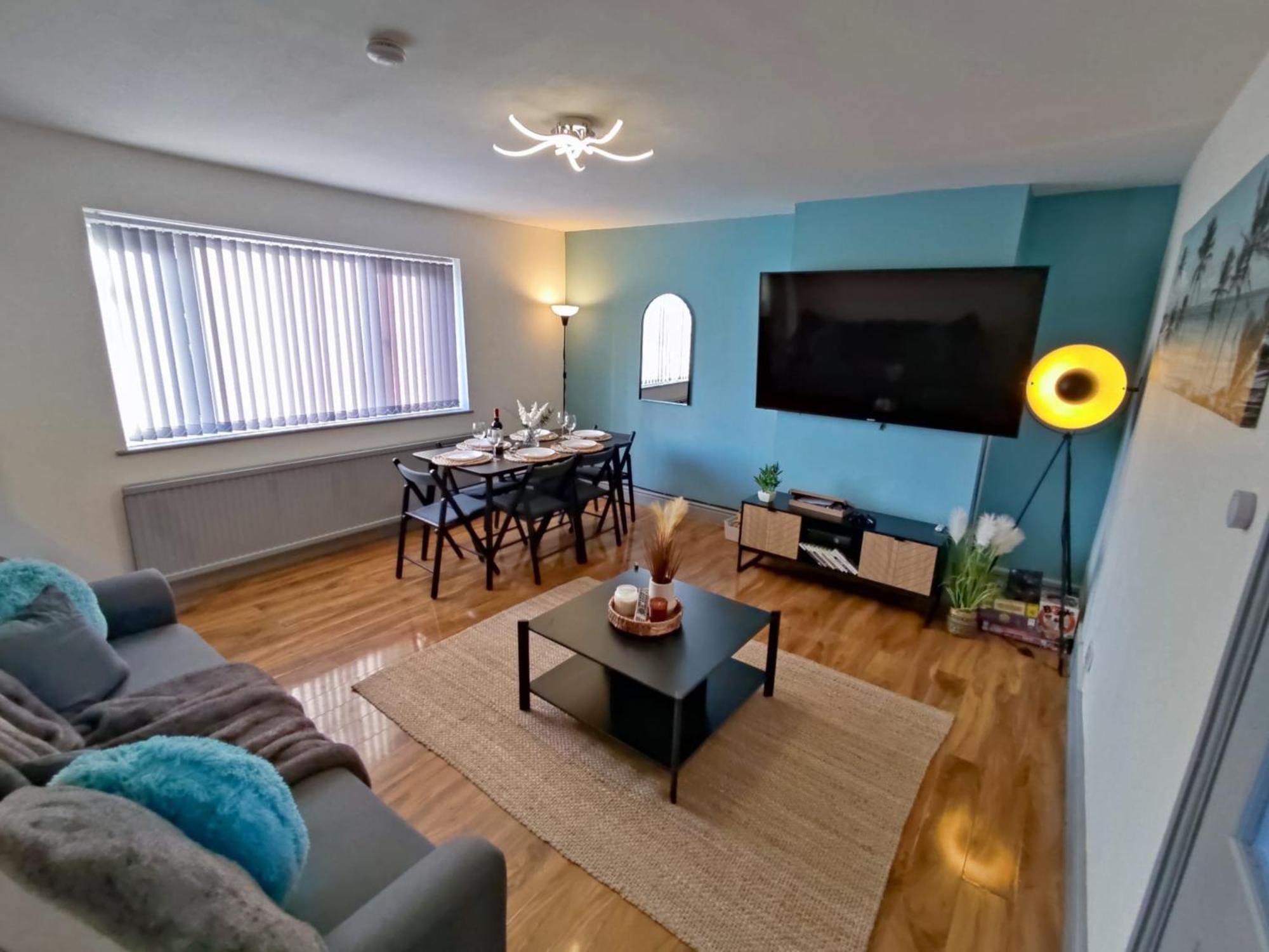 Comfortable 3 Bedrooms Leeds Beach House - Ideal For Family And Contractors - Free Parking For 2 Cars - Wifi - Large Tv In Bedrooms - Smart Light *